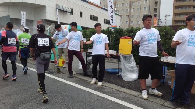 NAHAマラソンを応援！ランナーに元気注入